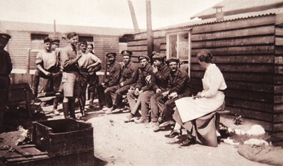 Lady Angela Forbes badhuis aan het front, uit The Illustrated War News, 1916 door English Photographer